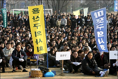 서울과 인천지역 의사와 간호조무사협회 회원들은 정부의 의료법 개정안에 반발해 지난 2월 6일 오후 경기도 과천시 정부종합청사앞에서 '의료법 개악저지 궐기대회'를 열었다. 